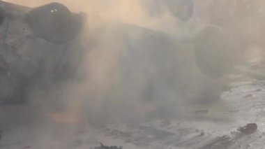Kargaşada birçok insanın arabasının yanması.