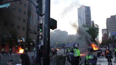 Kaotik şehir ayaklanmasında göz yaşartıcı gaz patladı