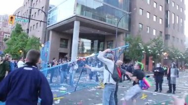 İsyanda kameranın önünde gaz bombaları patladı.