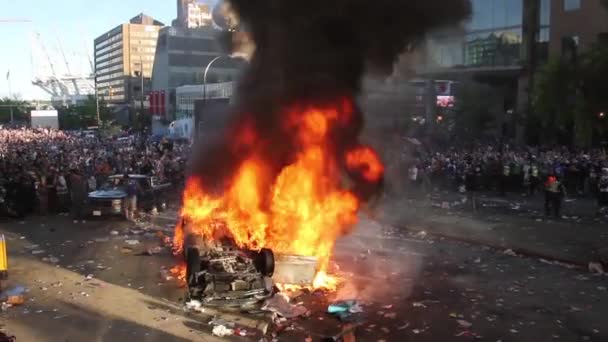 暴力骚乱 汽车与平底锅在人群中燃烧 — 图库视频影像