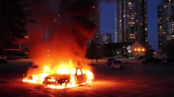 夜幕降临时 有两辆车在高楼的停车场燃烧 — 图库视频影像