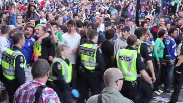 Толпа Демонстрантов Обгоняет Группу Полицейских — стоковое видео