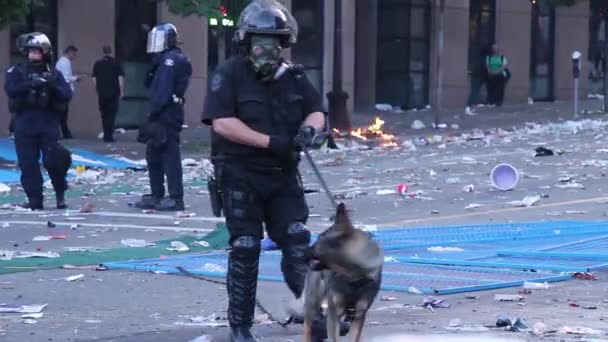 Officier Avec Masque Gaz Émeute 1080P — Video