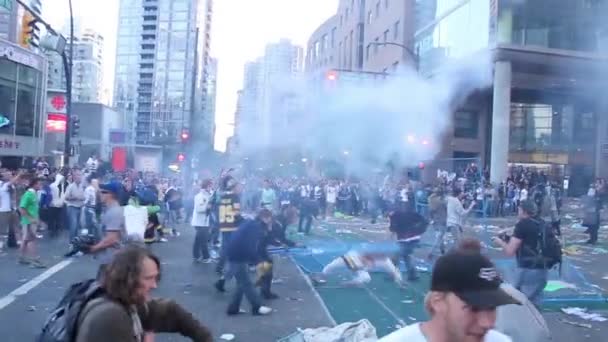 Rioter Büyük Metal Çitlerle Ezildi 1080P — Stok video