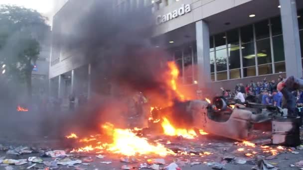 Rioter Tirare Giù Pantaloni Lune Auto Fiamme — Video Stock