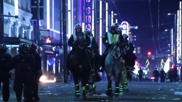 Oficerowie Zamieszek Koniach Patrolujących Chaotyczną Ulicę — Wideo stockowe