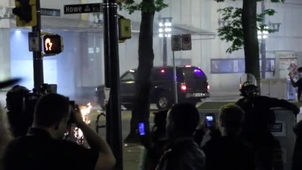 用燃烧的垃圾桶滚动的防暴警察卡车 — 图库视频影像
