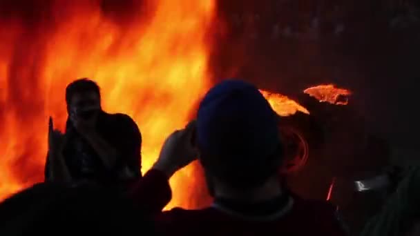 Hockey Fans Nemen Foto Voorkant Van Brandende Auto Bij Rellen — Stockvideo