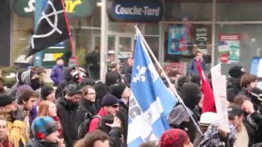 Maskeli anarşistler, protestocular bayrakla yürüyor