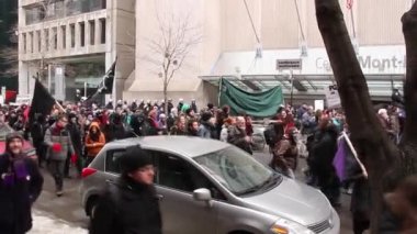 Bayraklı protestocular şehir merkezinde yürüyor.