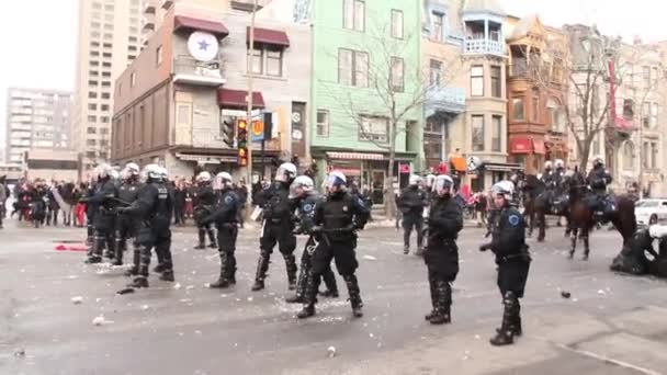 Riot Officer Vuurt Rubberen Kogel Naar Cameraman — Stockvideo