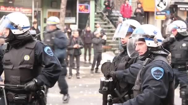 Zwaar Bewapende Kantoren Laden Rubberen Kogels Een Pistool — Stockvideo