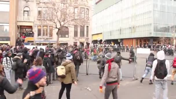 Oproerpolitie Rent Weg Slaat Demonstranten Elkaar — Stockvideo