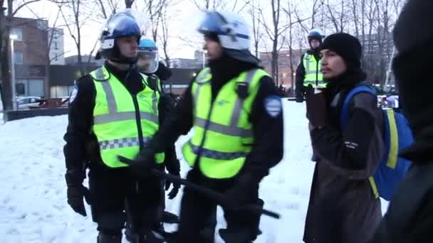 Polizist Krawallausrüstung Schubst Nachrichtenreporter — Stockvideo