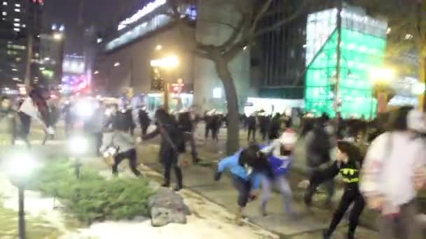 Protestujący Uciekają Przed Policją — Wideo stockowe