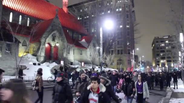 Maskierte Randalierer Marschieren Vor Einer Kirche — Stockvideo
