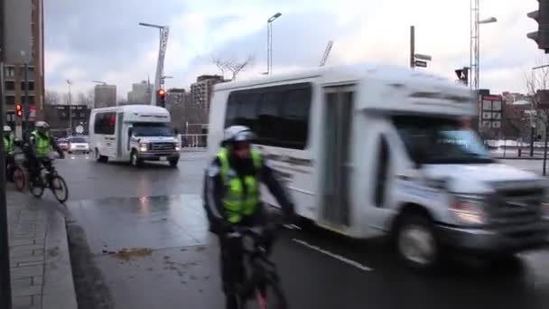 Plusieurs Voitures Police Procession Vélo — Video