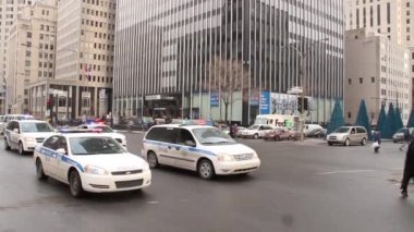 Atlı polis şehir merkezinde devriye geziyor.