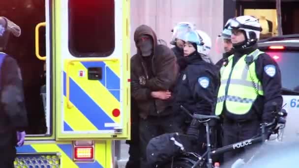 救急車に入る負傷した覆面のライター — ストック動画