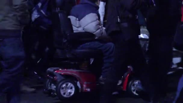 Homem Cadeira Rodas Marchando Protesto — Vídeo de Stock