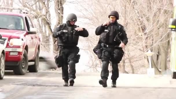 Záchranáři Swat Kráčejí Kameře — Stock video