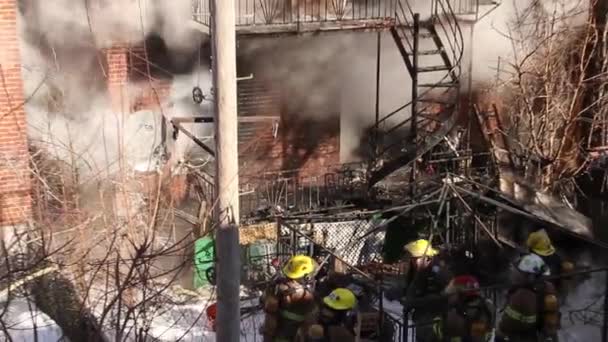 Meerdere Brandweerlieden Werken Aan Brand Overdag — Stockvideo