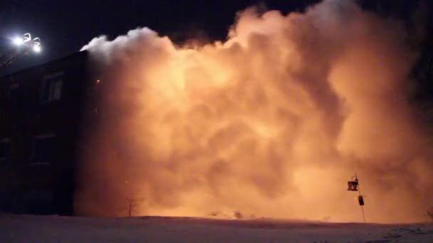 煙と炎の雲は消防士を巻き込む — ストック動画