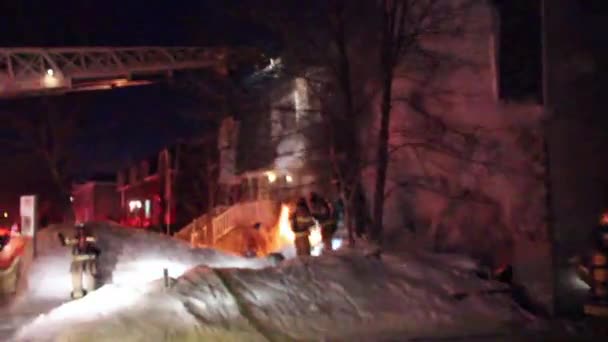 Feuerwehrchef Mit Flammen Hintergrund — Stockvideo