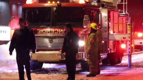 Bombeiros Polícia Conversando Neve — Vídeo de Stock