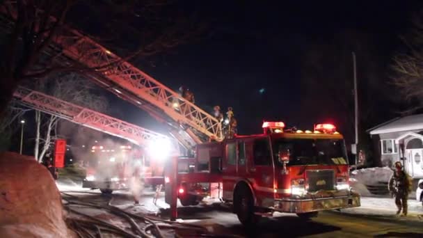 Schüsse Von Feuerwehrleuten Die Auf Das Feuer Zulaufen — Stockvideo