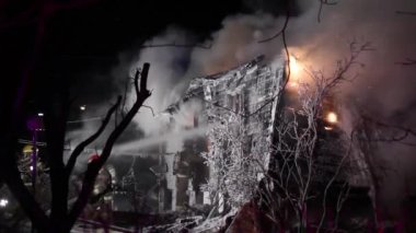 İtfaiye donma sıcaklığında yangınla mücadele ediyor