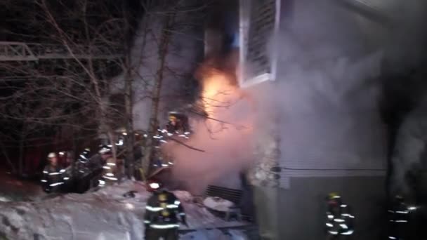 Bomberos Atendiendo Fuego Casa Con Llamas Nieve — Vídeo de stock