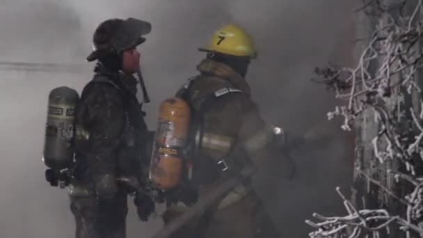 Feuerwehrmann Versprüht Wasser Und Formt Eissicheln — Stockvideo