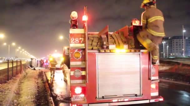 Brandweerman Klimwagen Ontrollende Slang — Stockvideo