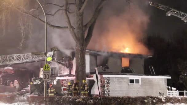 消防士との家火災の冬のシーン — ストック動画