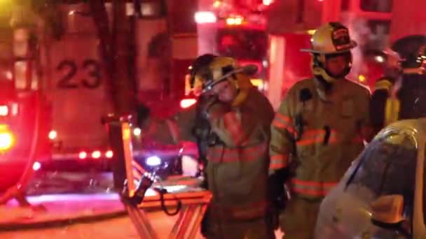 Bomberos Servicio Casa Fuego Invierno — Vídeo de stock