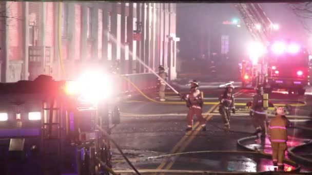 Strażacy Wpuszczający Wodę Dużego Pożaru Fabryki — Wideo stockowe