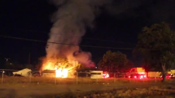 Weitwinkelaufnahme Von Hausbrand Mit Feuerwehrfahrzeugen — Stockvideo