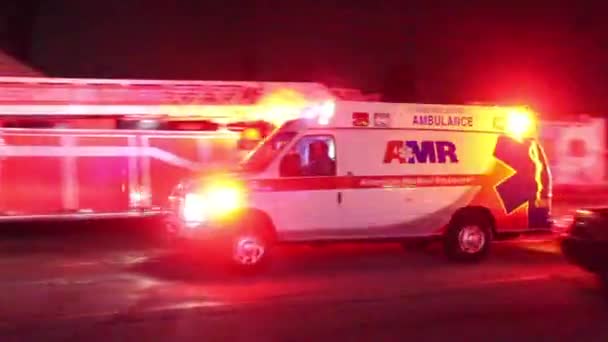 Ambulancia Con Víctima Alto Riesgo Escoltada Por Policía — Vídeos de Stock