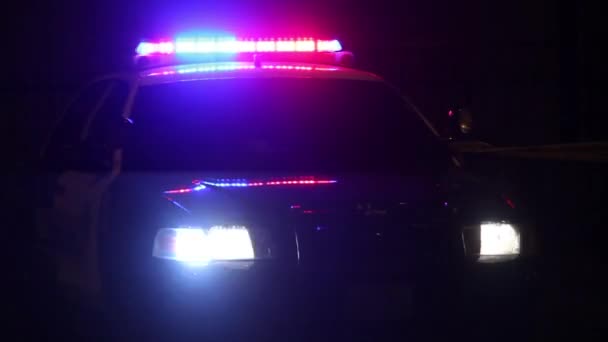 認識可能なロゴなしで夜の警察の車のライト — ストック動画