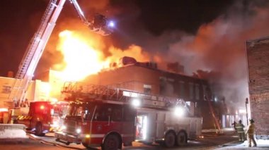 Yangın mahallinde alevler içinde itfaiye araçları