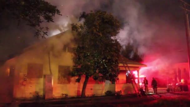 Feuerwehr Löscht Flammen Haus — Stockvideo