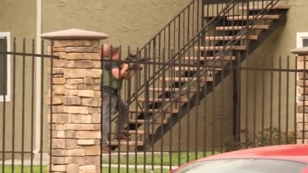 Officier Swat Monter Les Escaliers Avec Arme Tirée — Video