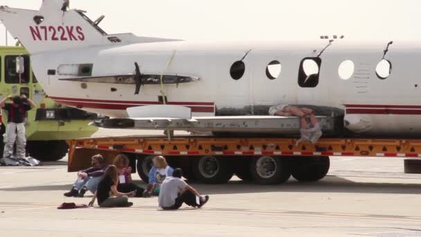 飛行機事故訓練でのダミーとマネキン — ストック動画