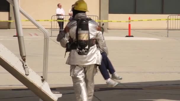 Bombero Del Aeropuerto Llevando Víctima Sus Brazos — Vídeo de stock