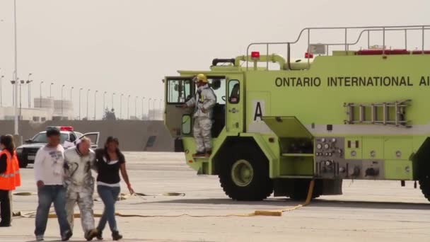 Glissières Évacuation Avion Déployées Avec Des Camions Pompiers — Video