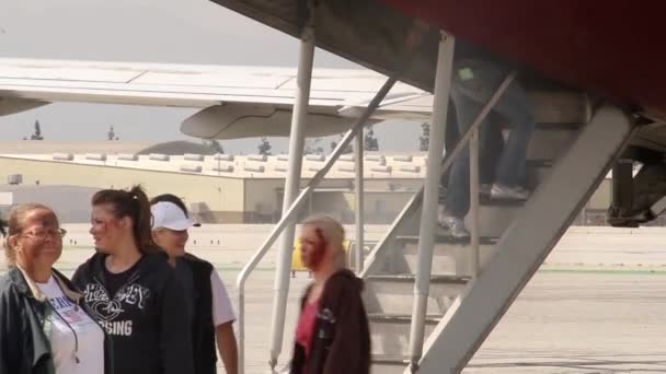 Ludzie Wychodzący Samolotu Dymem — Wideo stockowe