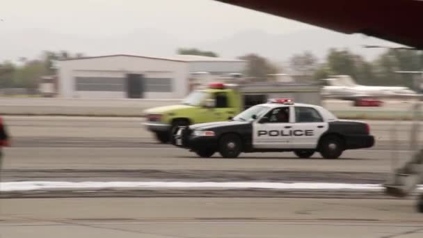 Coche Policía Conduciendo Asfalto Con Restos Avión — Vídeos de Stock