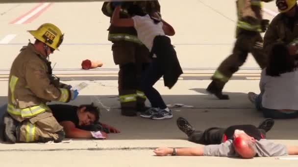 Brandweerlieden Helpen Slachtoffers Bij Vliegtuigongelukken — Stockvideo