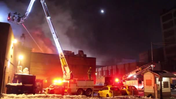 Tűzoltóautók Tűz Helyszínén Lángokkal — Stock videók
